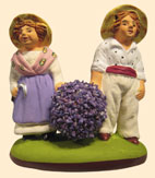 COUPLE D’ENFANTS À LA LAVANDE