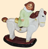 FILLETTE SUR CHEVAL À BASCULE